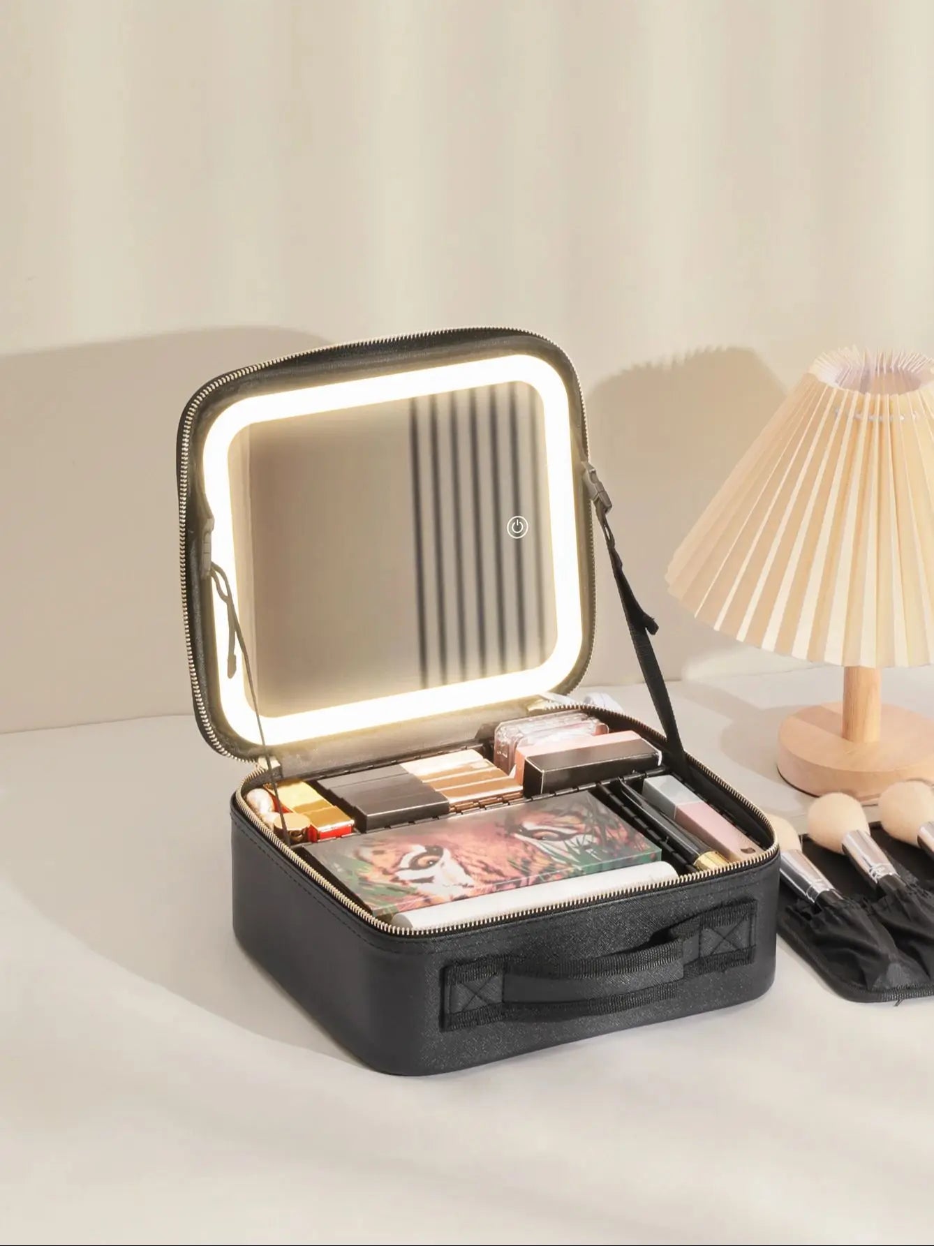 Close view of the LED ring built into the lid of the Ninna Vanity Case