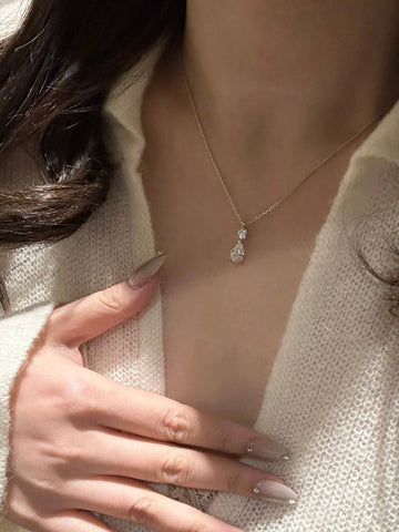 Delicate pendant necklace worn close to the skin, Ninna Brand accessories collection