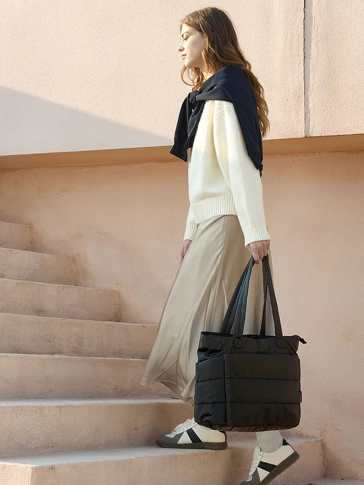 Ninna Fluff maxi bag carried on the shoulder