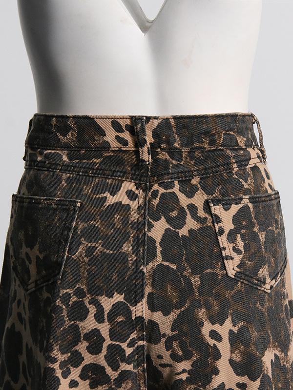 Wide-leg silhouette of the Kaia Wildcat jeans