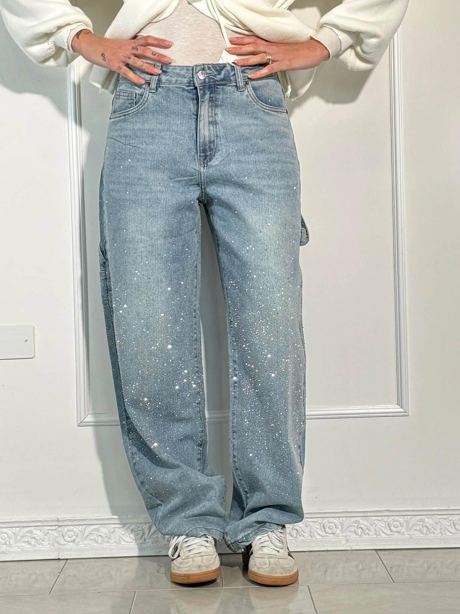 Straight-leg silhouette of the Luna Shine jeans
